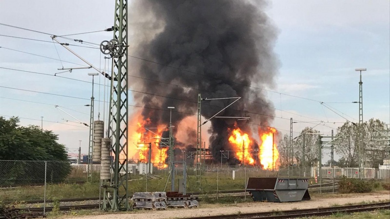 горит завод в германии